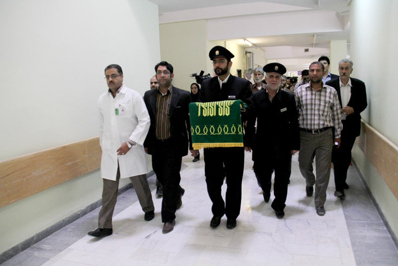 حضور خادمان امام رضا(ع) در بیمارستان‌های کرمان
