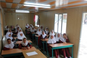 درس‌خواندن در کانکس سیار در مرکز استان