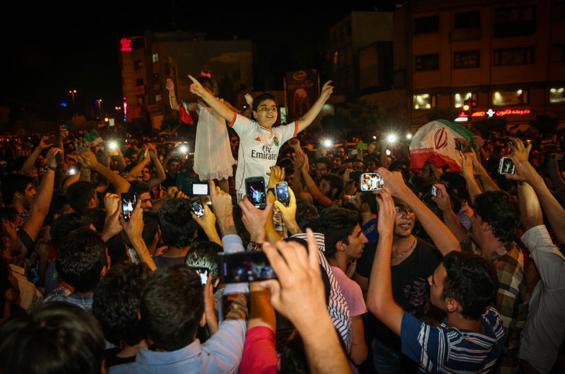 شادی مردم پس از دیدار فوتبال ایران و آرژانتین