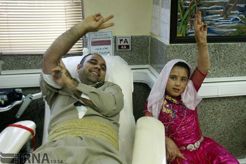 اهدای خون والدین دختران شین‌آباد